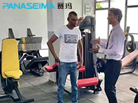 國外健身房，客人擼鐵日常